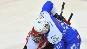 Kasper Bryniczka (L) z Cracovii oraz Sebastian Kowalówka (P) z Unii 