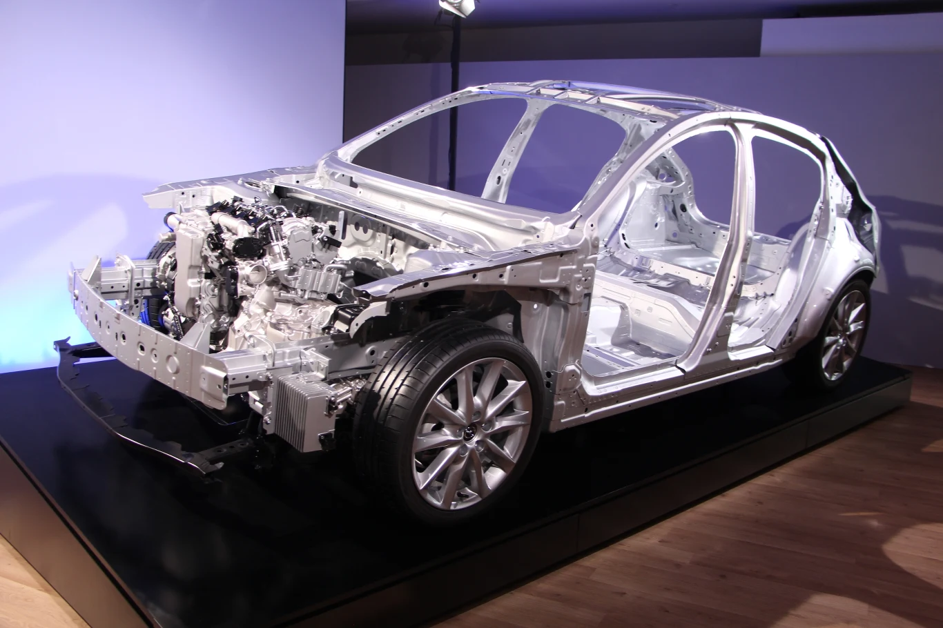 "Szkielet" nowej Mazdy 3 z silnikiem Skyactiv-X "Szkielet" nowej Mazdy 3 z silnikiem Skyactiv-X