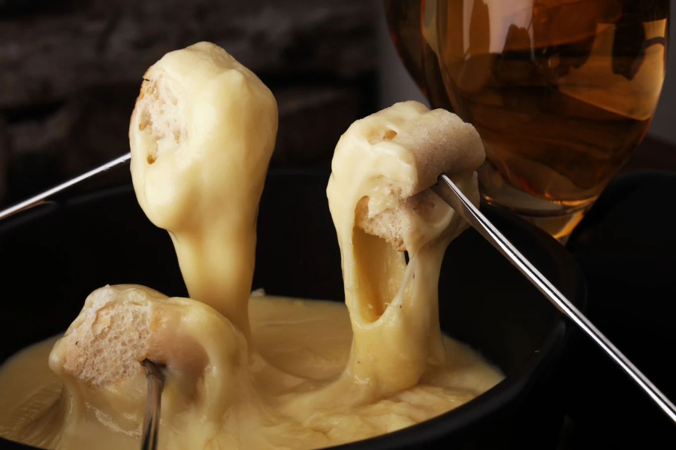Fondue jest daniem, które znakomicie smakuje każdego wieczoru Fondue jest daniem, które znakomicie smakuje każdego wieczoru