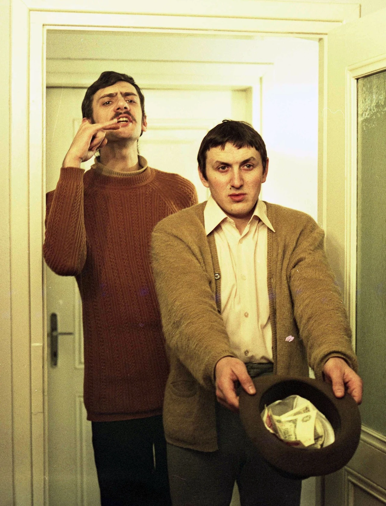 Łódzką PWST Majchrzak ukończył w 1974 roku. Od razu zaliczył epizod w "Ziemi obiecanej" Wajdy, mogliśmy go zobaczyć w malutkich rolach w "Czterdziestolatku" (na zdjęciu) i "Brunecie wieczorową porą".

Po latach aktor nie miał najlepszego zdania o tych wyborach. "Byłem parę razy w malinach, sezon czy dwa po szkole. Nie wiedziałem jeszcze wtedy, kto na rynku jest pan, a kto leszcz. Zagrałem m.in. epizod w 'Brunecie wieczorową porą' pana Barei, czyli faceta, którego uważam za ojca zbadziewienia polskiego kina, jakiś epizod w 'Czterdziestolatku' u pana Gruzy, czy w kabarecie, w doborowym towarzystwie szmirusów warszawskich" - opowiadał w 2006 roku w rozmowie z Łukaszem Maciejewskim ("Machina").

 