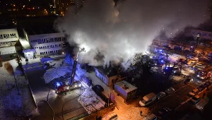 Pożar warsztatu przy ul. Podbipięty na warszawskim Mokotowie