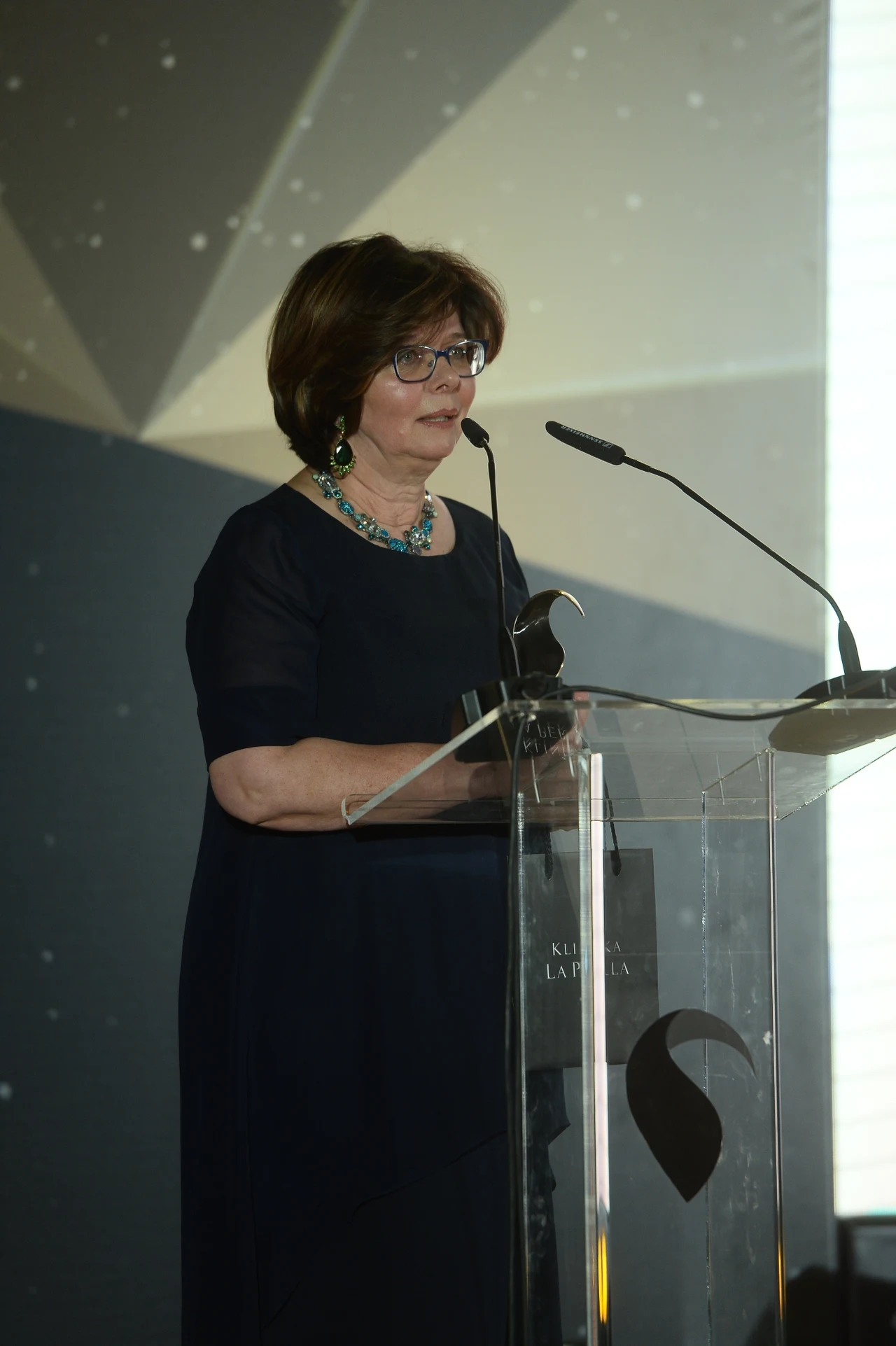 Maria Stachurska odbiera nagrodę na Gali Bizneswoman Roku w imieniu Anny Lewandowskiej Maria Stachurska odbiera nagrodę na Gali Bizneswoman Roku w imieniu Anny Lewandowskiej