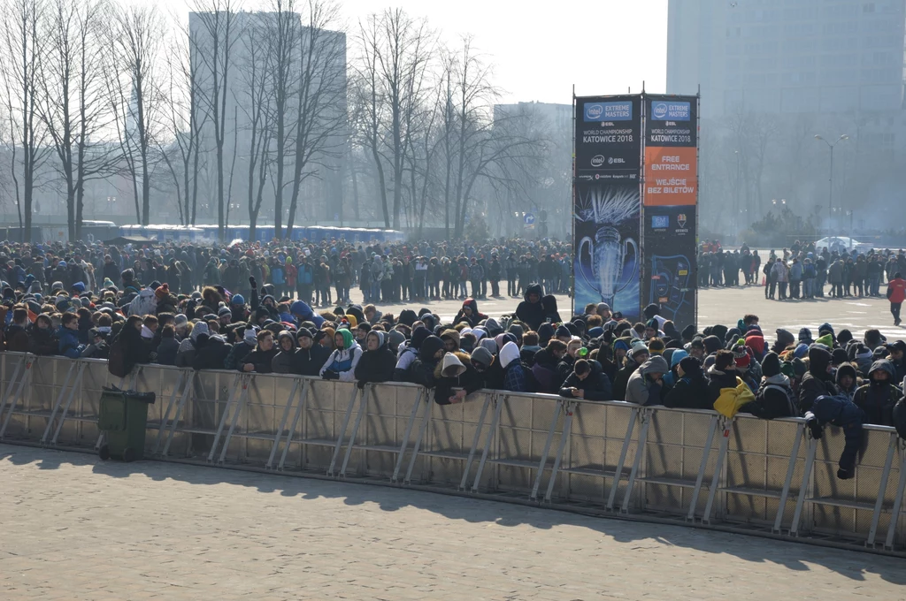 W trakcie Intel Extreme Masters tłumy licznie zbierają się przed katowickim Spodkiem W trakcie Intel Extreme Masters tłumy licznie zbierają się przed katowickim Spodkiem