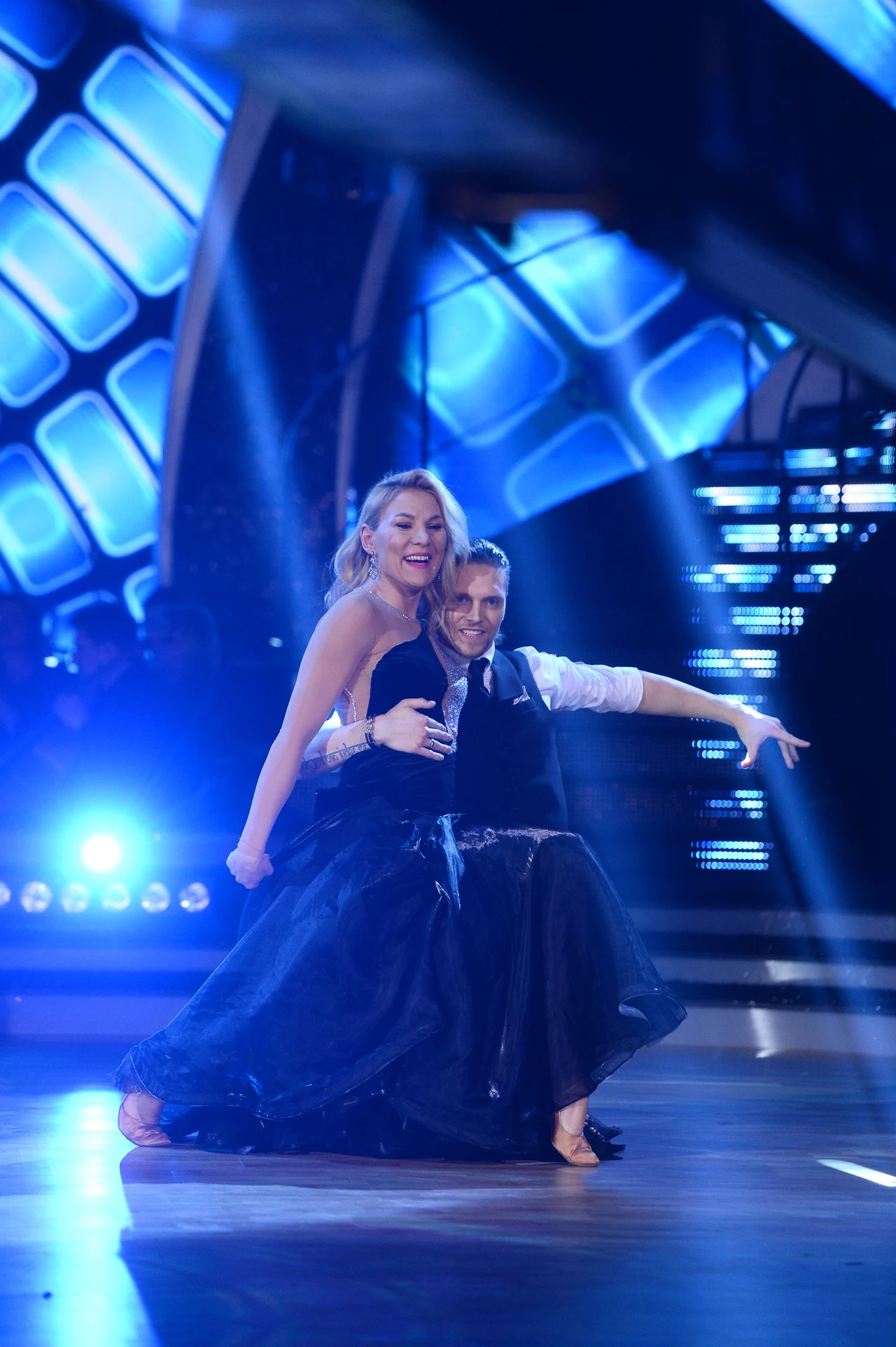 Martyna Kupczyk w parze z Żorą Korolyovem zatańczyli tango. Iwona Pavlović dostrzegła w architekt programu „Nasz nowy dom” „zadaniową dziewczynę”. „Świetnie sobie radzisz w solówkach, natomiast gubisz się w ramie” – oceniła Czarna Mamba. „Budowę domu zaczyna się od szkieletu, w tańcu jest to rama” – dodała jurorka. Andrzej Grabowski zaoferował kolejną cenną radę: „Wal młotem tak jak walisz w spróchniałe ściany!”. Ola Jordan zachęciła zaś Martynę Kupczyk do zaprezentowania „emocji i pasji”. Para otrzymała 21 punktów.