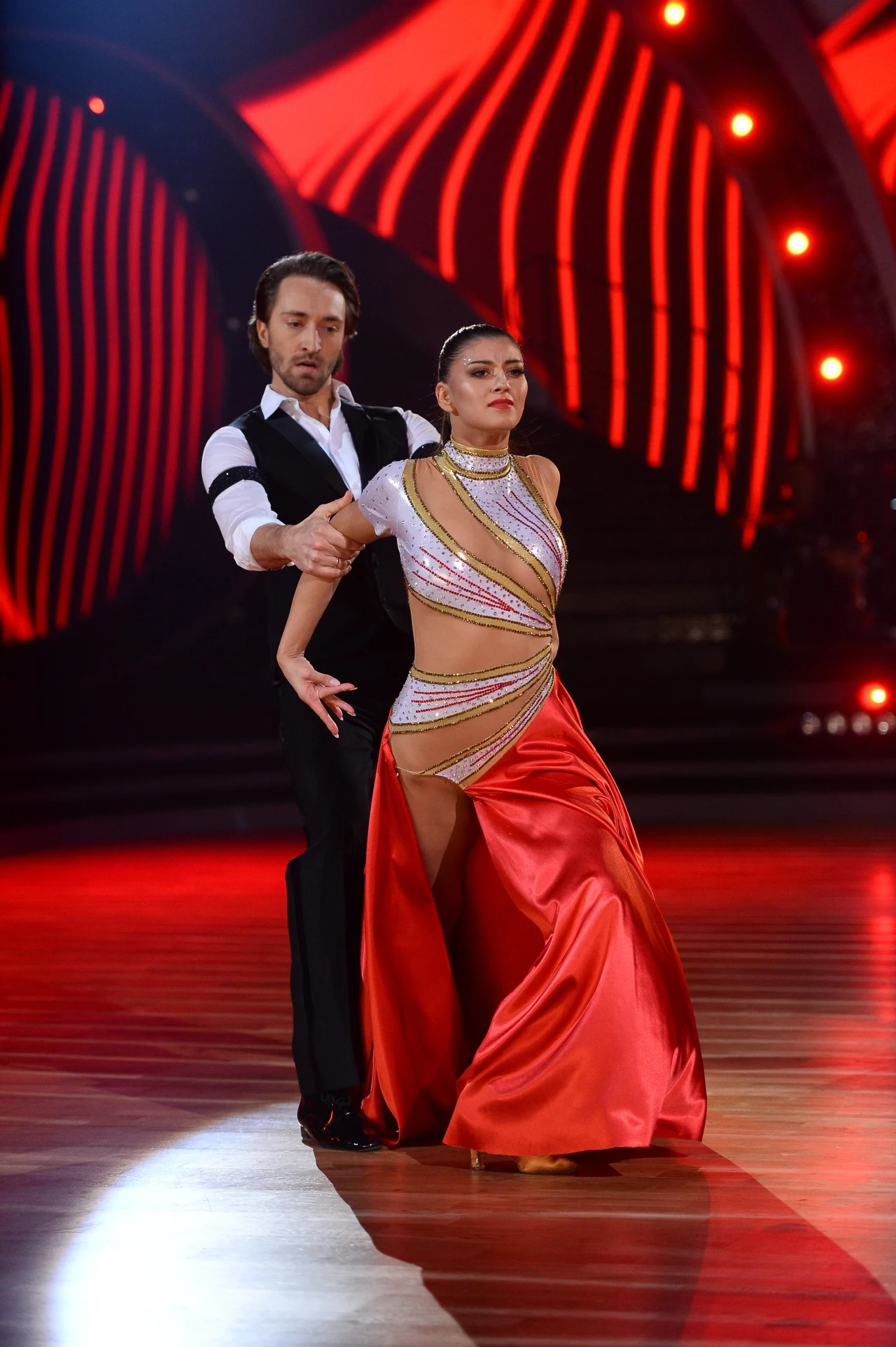 Kolejni uczestnicy show – aktor Dariusz Wieteska i debiutująca w programie Katarzyna Vu Manh -zatańczyli tango. „Rama do poprawki. Wszystko ci psuje” – jak mantra powtarzała w piątek Iwona Pavlović. Występ Wieteski przypadł jednak do gustu Oli Jordan. „Koncentrowałeś się, była pasja. Tyłeczek ci wystawał” – rozmarzyła się jurorka. Andrzej Grabowski był jednak bezlitosny. „Zrezygnowałeś z aktorstwa! A tango jest od zagrania! Miałeś minę jak…” – nie dokończył aktor. Tylko Michał Malitowski pokusił się o rzeczową ocenę występu. „Opanowałeś trudną choreografię. W ‘charakterze’ ładnie zatańczyłeś. Więcej pracy nad techniką i będzie ok”- podsumował juror. Para dostała 19 punktów.