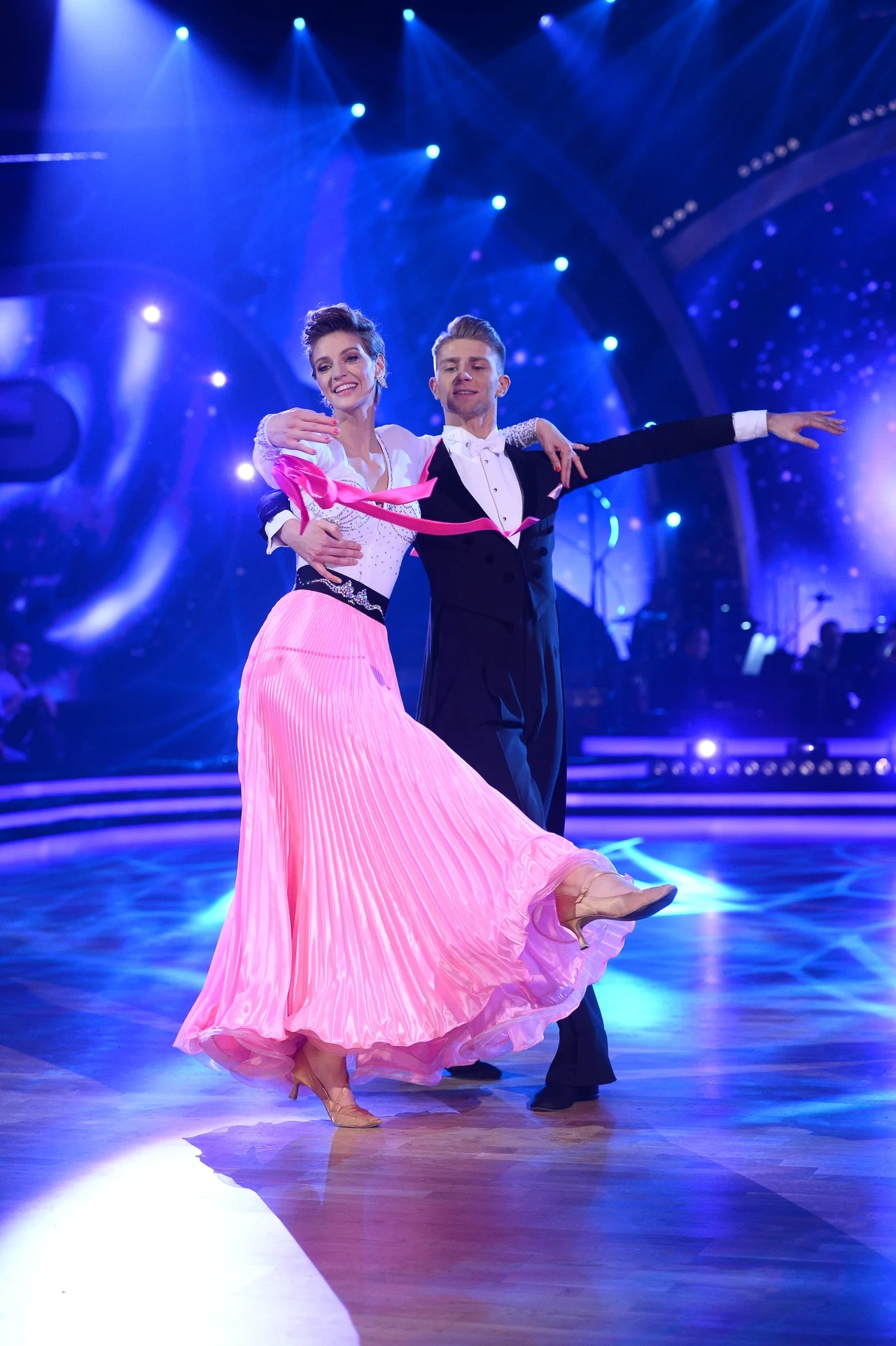 Walca angielskiego zatańczyła kolejna para wieczoru: modelka Renata Kaczoruk i debiutujący w show Michał Jeziorowski. Michał Malitowski był „bardzo mile zaskoczony”. „Ładnie uwspólnieni jesteście”- juror zauważył świetną współpracę pary. Zwrócił też uwagę na „płynną pracę głowy”. Zakończył swoją ocenę retorycznym pytaniem: czy „król TVN-u” ogląda dzisiaj „słoneczko Polsatu”? „Nie tylko jesteś ładna, ale też pięknie tańczysz” – chwalił modelkę Andrzej Grabowski, zwracając uwagę na wzorowe… „przechyły”. „Wysoko zawiesiłaś poprzeczkę. Klasa, wdzięk, jakość’ – zakończyła jurorską ocenę Iwona Pavlović. Para otrzymała 30 punktów.