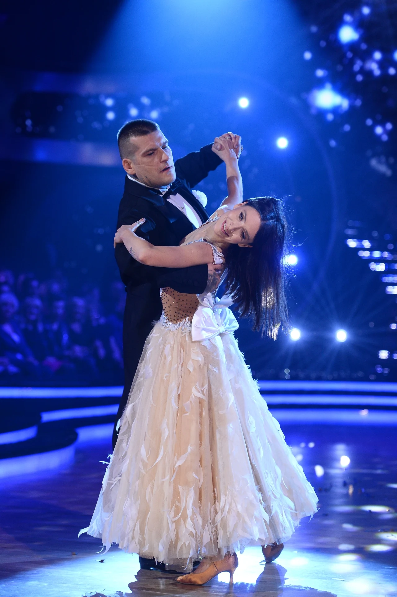 Ostatni uczestnicy show – Popek i Janja Lesar zaprezentowali się w walcu angielskim. „Nie spodziewałam się. Byłeś fajnym dżentelmenem. Super tańczyłeś” – rozpoczęła ocenę Ola Jordan. „Kontrolę ruchu” Popka chwalił również Michał Malitowski. Dla Andrzeja Grabowskiego występ wokalisty to „największe zaskoczenie” tej edycji „TzG”.  „Nie tylko dlatego, że wziąłeś udział, ale jeszcze potraktowałeś to bardzo poważnie” – przyznał aktor. „Mówią na ciebie Monster, a to było potwornie dobrze zatańczone”- zakończyła Iwona Pavlović. Para otrzymała 28 punktów.