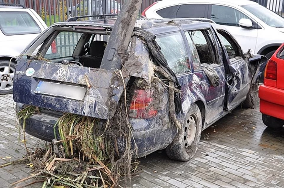 Volkswagen Golf, którym troje młodych ludzi uciekało przed policją