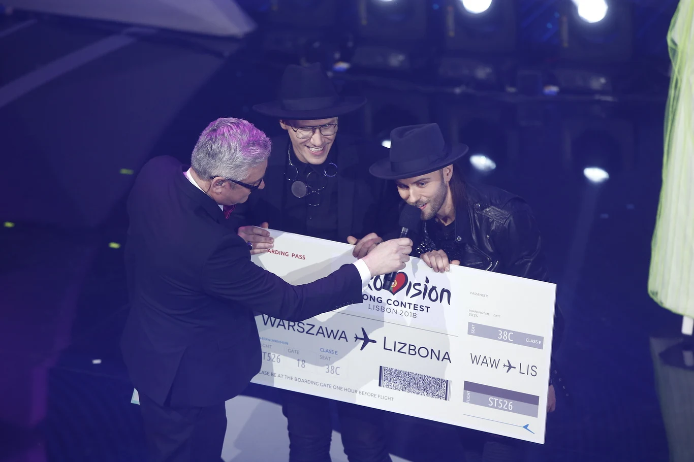 Artur Orzech (tyłem) wręcza bilet do Lizbony Gromeemu i Lukasowi Meijerowi