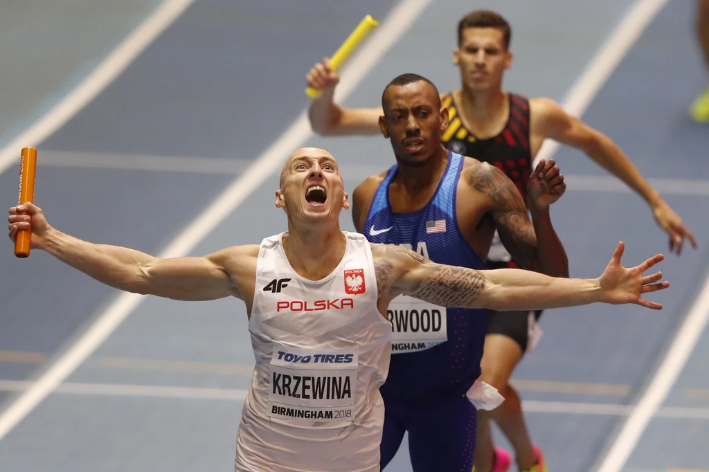 "Biało-Czerwoni" uzyskali czas 3.01,77 i jest to nowy halowy rekord globu. "Biało-Czerwoni" uzyskali czas 3.01,77 i jest to nowy halowy rekord globu.