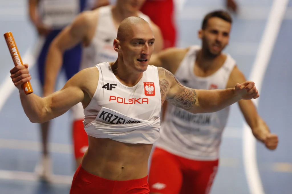 Jakub Krzewina tuż za linią mety biegu na 400 m Jakub Krzewina tuż za linią mety biegu na 400 m