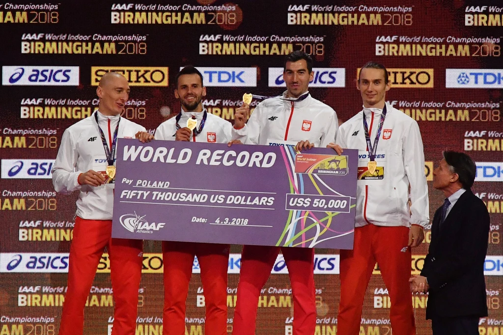 Od lewej: Jakub Krzewina, Łukasz Krawczuk, Rafał Omelko i Karol Zalewski - złoci medaliliści i rekordziści świata w sztafecie 4x400 m Od lewej: Jakub Krzewina, Łukasz Krawczuk, Rafał Omelko i Karol Zalewski - złoci medaliliści i rekordziści świata w sztafecie 4x400 m
