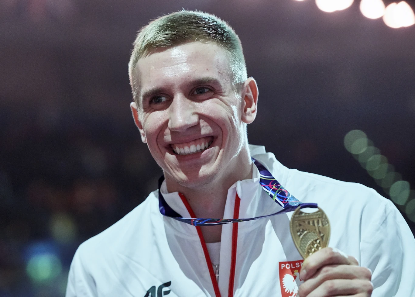 W niedzielę na podium stanęły także panie w sztafecie 4x400 m, które zajęły drugie miejsce. Srebrny medal wywalczył Marcin Lewandowski na 1500 m, a brązowy Piotr Lisek w skoku o tyczce. W sumie w Birmingham Polacy wywalczyli pięć krążków. W sobotę mistrzem świata na 800 m został Adam Kszczot. Na zdjęciu Piotr Lisek