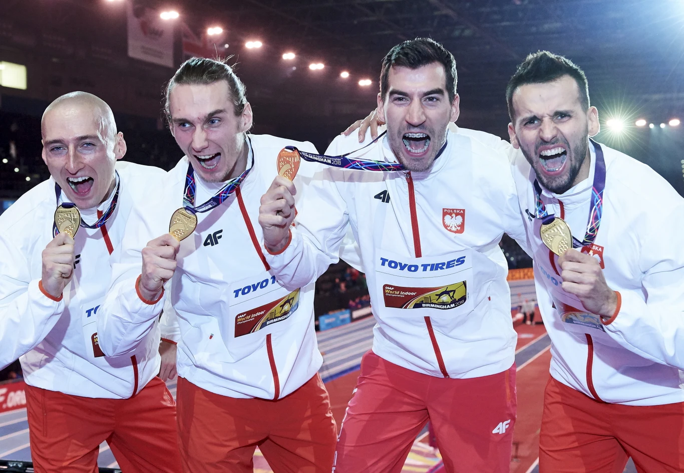 W niedzielę na podium stanęły także panie w sztafecie 4x400 m, które zajęły drugie miejsce. Srebrny medal wywalczył Marcin Lewandowski na 1500 m, a brązowy Piotr Lisek w skoku o tyczce. W sumie w Birmingham Polacy wywalczyli pięć krążków. W sobotę mistrzem świata na 800 m został Adam Kszczot. Na zdjęciu Jakub Krzewina, Karol Zalewski, Rafał Omelko i Łukasz Krawczuk