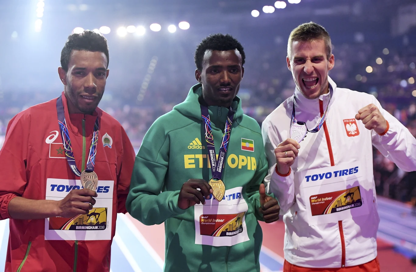 W niedzielę na podium stanęły także panie w sztafecie 4x400 m, które zajęły drugie miejsce. Srebrny medal wywalczył Marcin Lewandowski na 1500 m, a brązowy Piotr Lisek w skoku o tyczce. W sumie w Birmingham Polacy wywalczyli pięć krążków. W sobotę mistrzem świata na 800 m został Adam Kszczot. Na zdjęciu Marcin Lewandowski