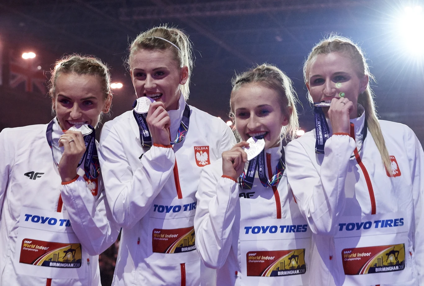 W niedzielę na podium stanęły także panie w sztafecie 4x400 m, które zajęły drugie miejsce. Srebrny medal wywalczył Marcin Lewandowski na 1500 m, a brązowy Piotr Lisek w skoku o tyczce. W sumie w Birmingham Polacy wywalczyli pięć krążków. W sobotę mistrzem świata na 800 m został Adam Kszczot. Na zdjęciu Justyna Święty-Ersetic, Patrycja Wyciszkiewicz, Aleksandra Gaworska i Małgorzata Hołub-Kowalik