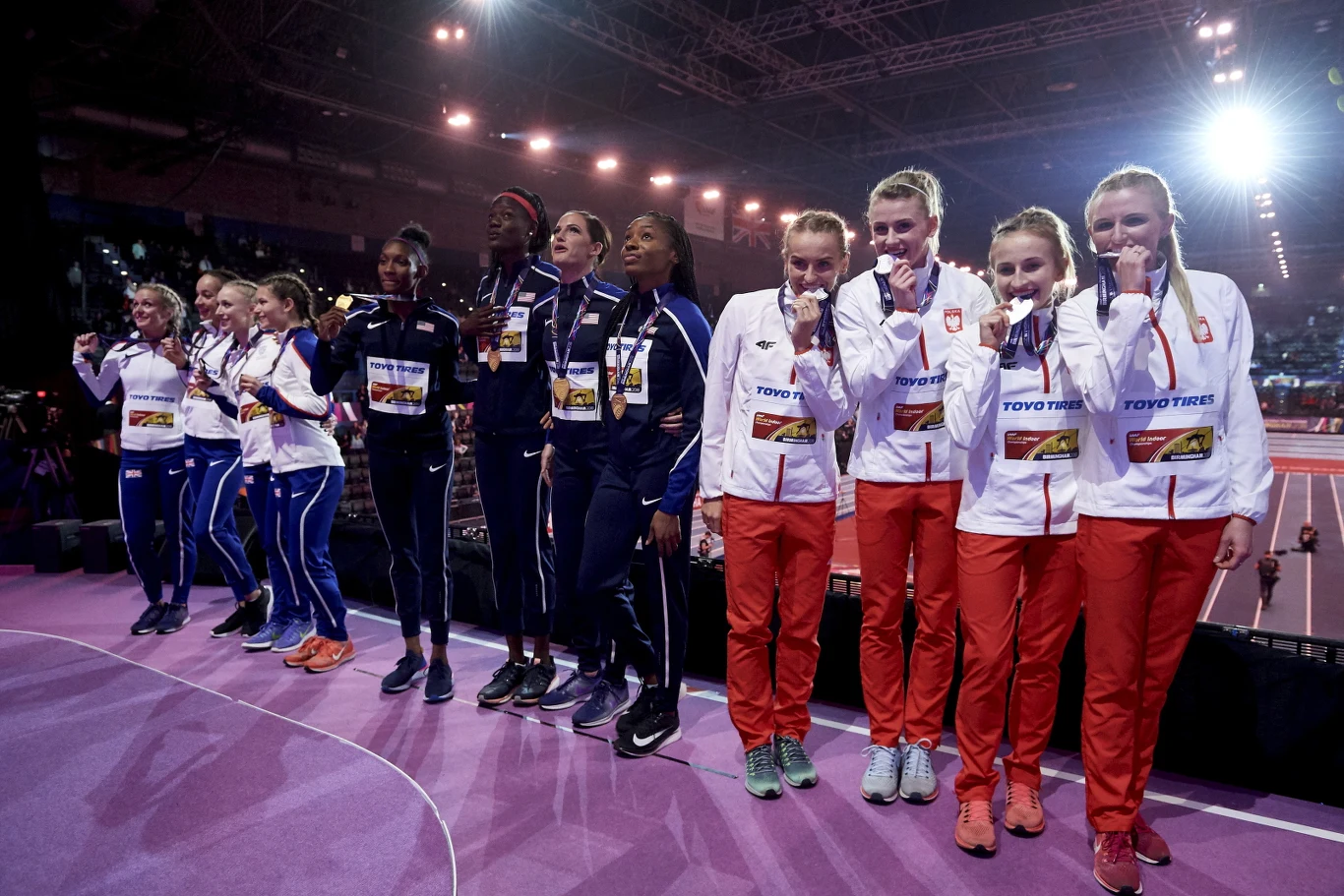 W niedzielę na podium stanęły także panie w sztafecie 4x400 m, które zajęły drugie miejsce. Srebrny medal wywalczył Marcin Lewandowski na 1500 m, a brązowy Piotr Lisek w skoku o tyczce. W sumie w Birmingham Polacy wywalczyli pięć krążków. W sobotę mistrzem świata na 800 m został Adam Kszczot. Na zdjęciu Justyna Święty-Ersetic, Patrycja Wyciszkiewicz, Aleksandra Gaworska i Małgorzata Hołub-Kowalik