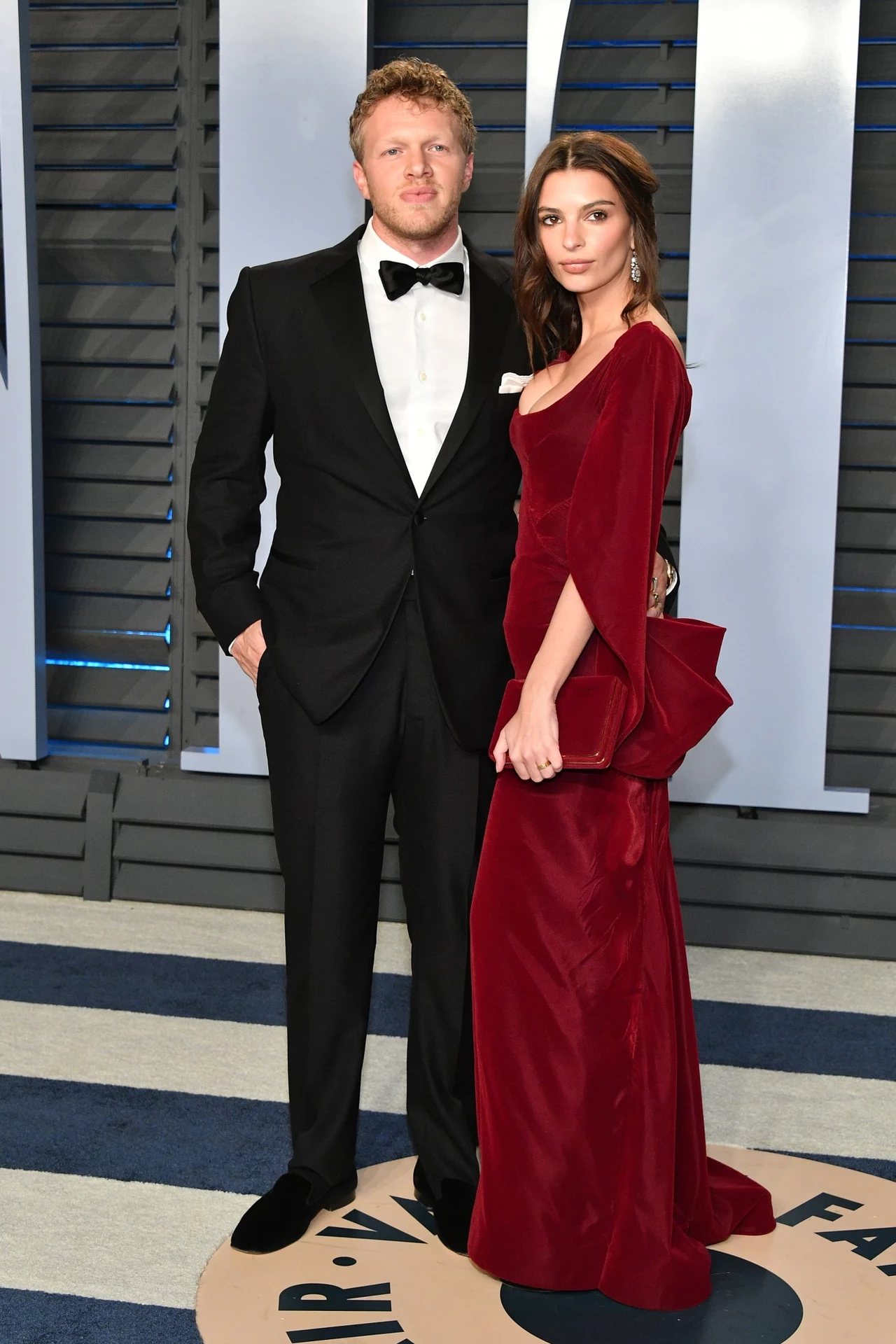 W tym roku swoją stylizacją zaskoczyła znana z zamiłowania do roznegliżowanych stylizacji Emily Ratajkowski. Postawiła na welurową kreację połączoną z peleryną w odcieniu bordo. Jednak obok dekoltu modelki nie dało się przejść obojętnie. W tym roku swoją stylizacją zaskoczyła znana z zamiłowania do roznegliżowanych stylizacji Emily Ratajkowski. Postawiła na welurową kreację połączoną z peleryną w odcieniu bordo. Jednak obok dekoltu modelki nie dało się przejść obojętnie.