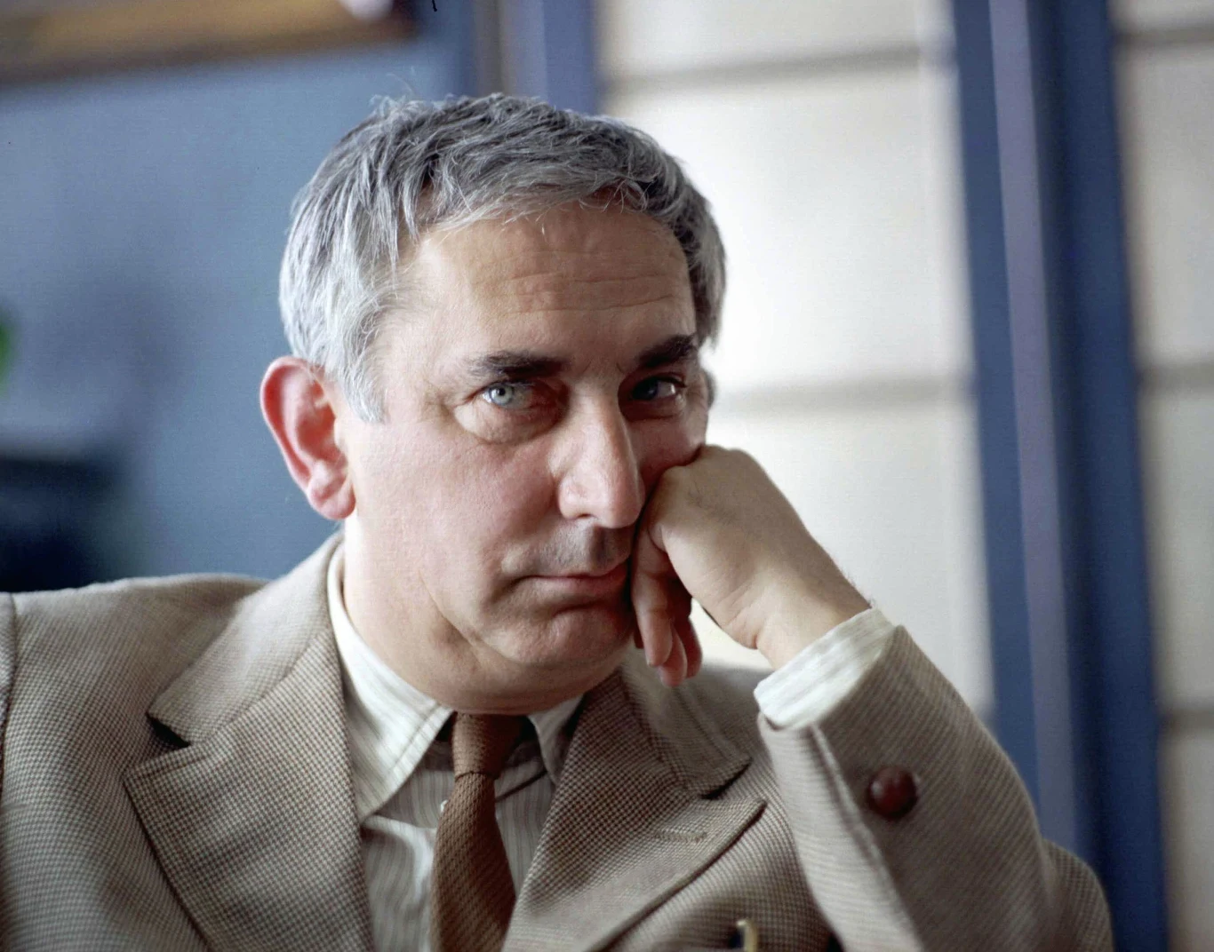 Reżyser Kazimierz Kutz jest zdania, że Holoubek był aktorem, który "cokolwiek by nie grał", zawsze robił to "świetnie i wspaniale".

"Byliśmy jak muchy, które do niego tak lgnęły, bo poza wszystkim był niezwykle uroczym człowiekiem i straszliwie dowcipnym" - podkreślił.

Kutz wspomniał, że Holoubek "potrafił być okrutny, tam gdzie dochodziło do nadużyć". "W związku z tym potrafił się pięknie złościć" - ocenił.