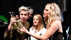 Frances McDormand (L) z Oscarem