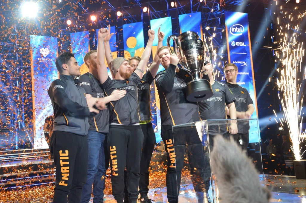 Zawodnicy fnatic z pucharem IEM Katowice 2018