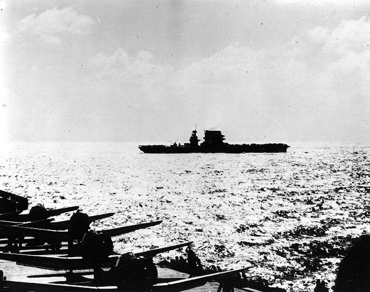 USS "Lexington" wczesnym rankiem 8 maja 1942 roku, tuż przed ostatnim starciem