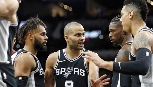 Tony Parker (w środku)