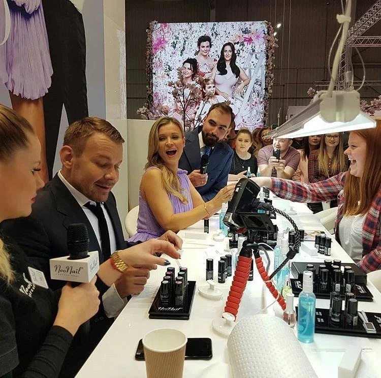 Specjalnie dla marki NeoNail zaprojektowałem kolekcję termicznych lakierów hybrydowych, czyli lakierów, które zmieniają kolor pod wpływem temperatury, otoczenia, ciała, emocji - mówi Dawid Woliński. Specjalnie dla marki NeoNail zaprojektowałem kolekcję termicznych lakierów hybrydowych, czyli lakierów, które zmieniają kolor pod wpływem temperatury, otoczenia, ciała, emocji - mówi Dawid Woliński.