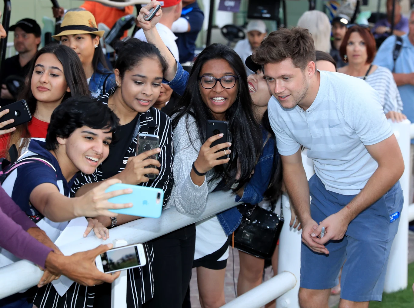 Niall Horan w otoczeniu nastoletnich fanów Niall Horan w otoczeniu nastoletnich fanów