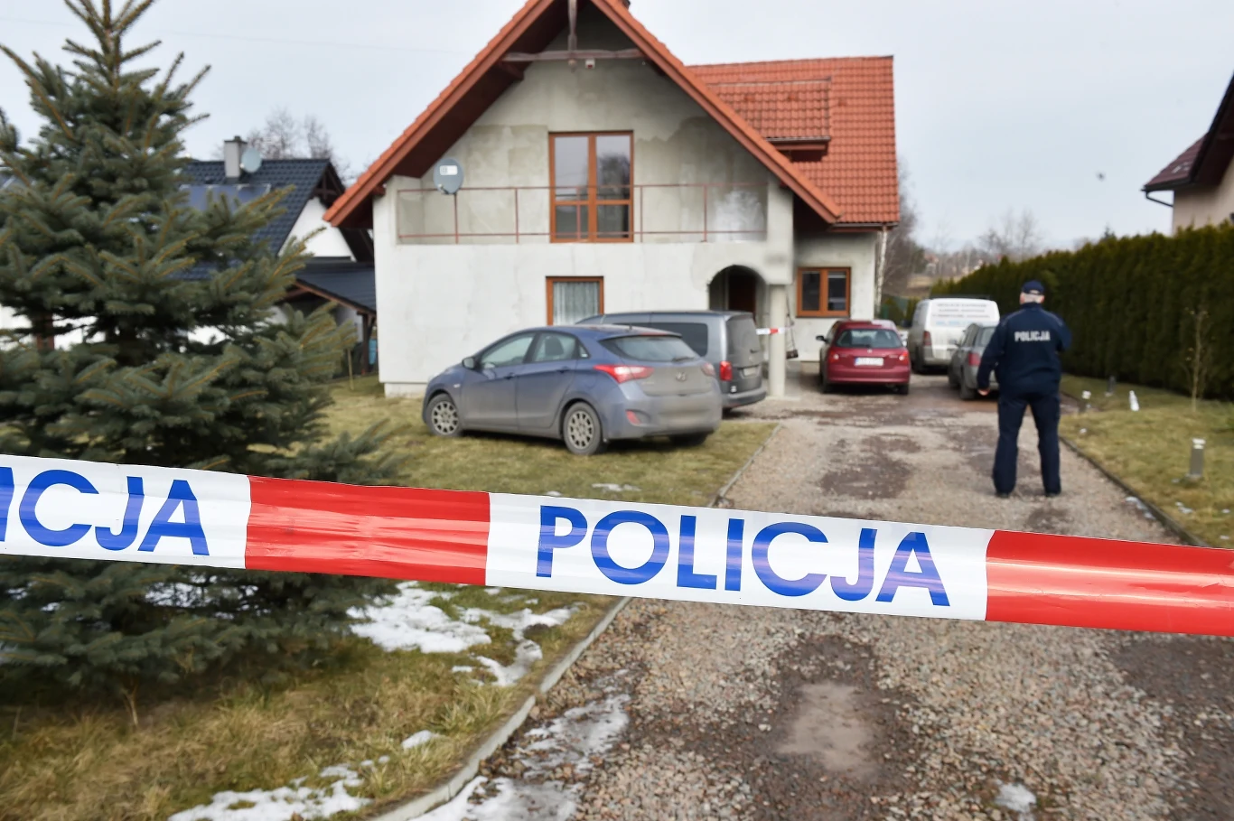 Dom w miejscowości Zelczyna pod Krakowem, gdzie w środę rano odnaleziono zwłoki 36-letniej kobiety i trójki jej dzieci w wieku 4-12 lat.