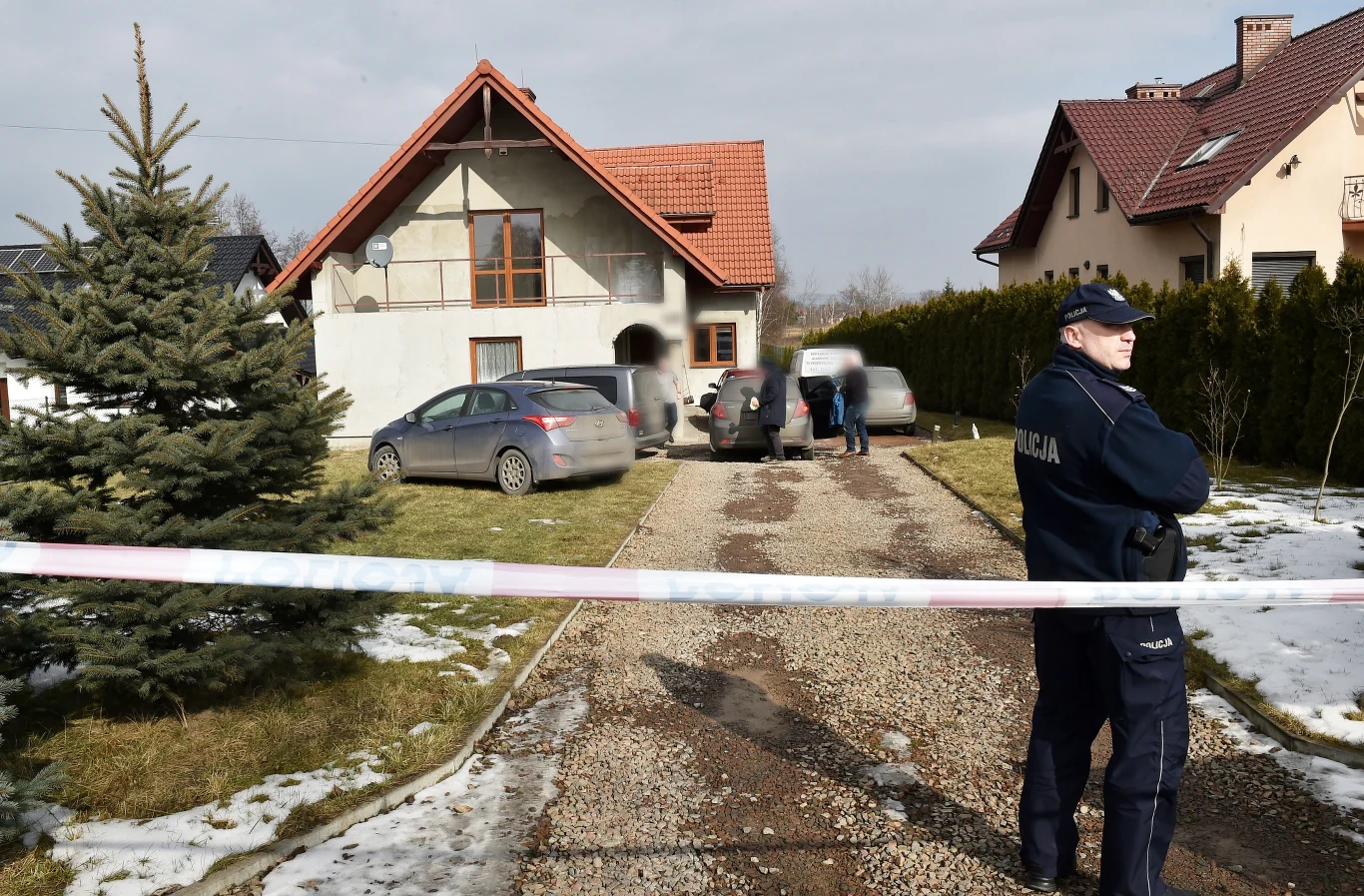 Dom w miejscowości Zelczyna pod Krakowem, gdzie w środę rano odnaleziono zwłoki 36-letniej kobiety i trójki jej dzieci w wieku 4-12 lat.