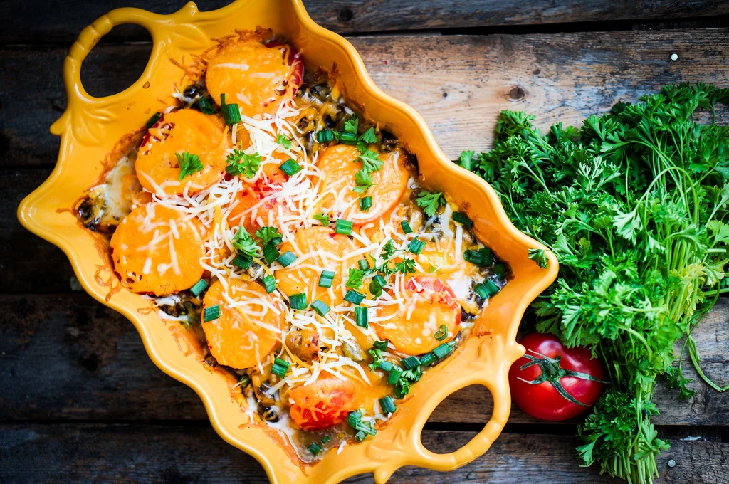 Zapiekankę dekorujemy oregano Zapiekankę dekorujemy oregano