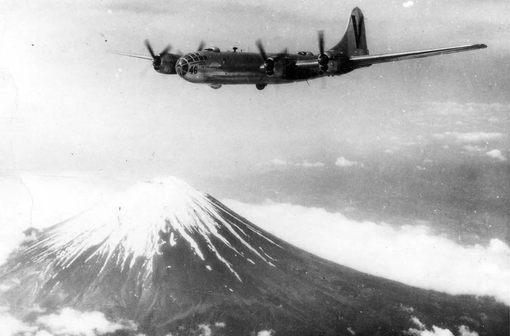 B-29 na tle świętej góry Japonii - Fudżi