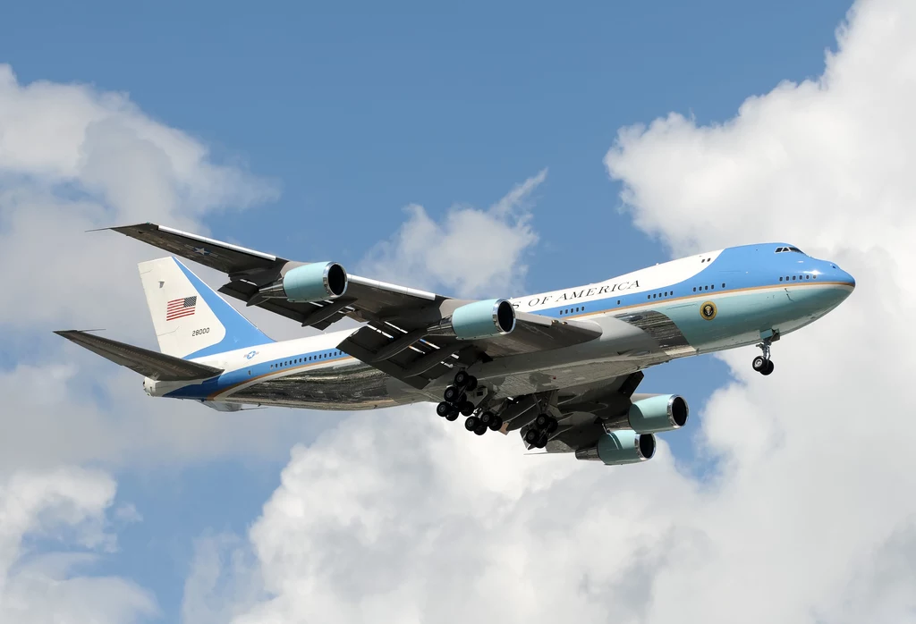 Air Force One w locie. Jest to jeden z najbardziej znanych samolotów na świecie