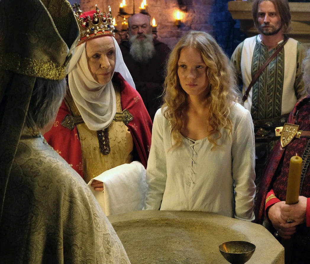 Halina Łabonarska i Marta Bryła na planie "Korony królów" Halina Łabonarska i Marta Bryła na planie "Korony królów"