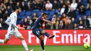 Christopher Nkunku strzela gola dla PSG