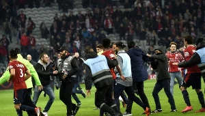 Na stadionie w Lille kibice zaatakowali piłkarzy po meczu francuskiej Ligue1