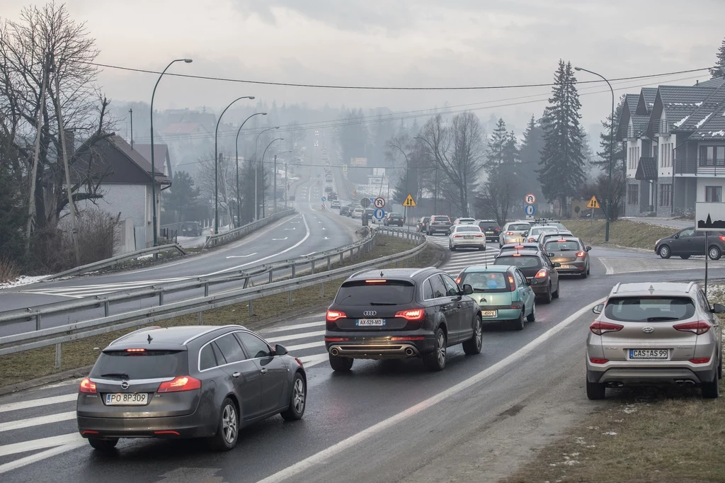 Zakorkowana Zakopianka w Nowym Targu to nagminny widok