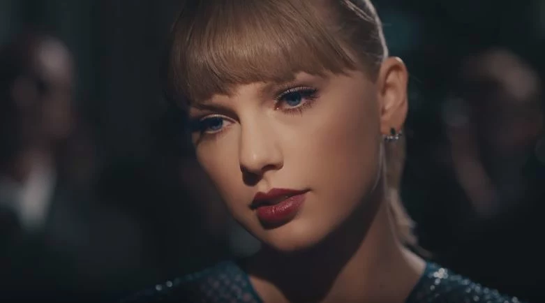 Taylor Swift w teledysku "Delicate"