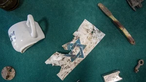 Prezentacja eksponatów z prac archeologicznych na terenie dawnego niemieckiego obozu KL Płaszów