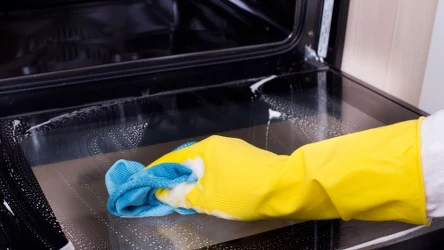 Czym wyczyścić tłusty osad na szybie piekarnika?