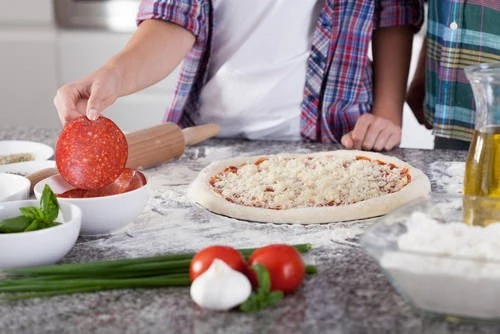 Jak zrobić w domu pyszną pizzę?
