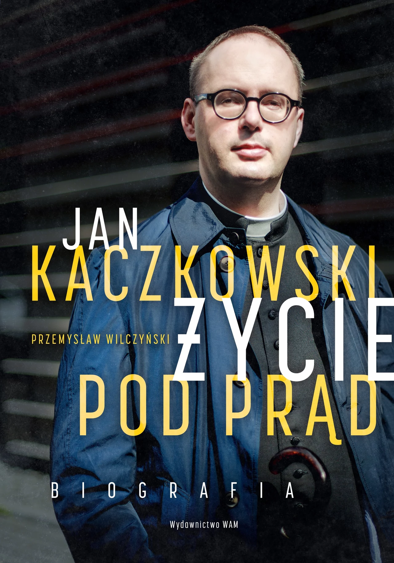 Okładka pierwszej biografii księdza Jana Kaczkowskiego "Jan Kaczkowski. Życie pod prąd" autorstwa Przemysława Wilczyńskiego