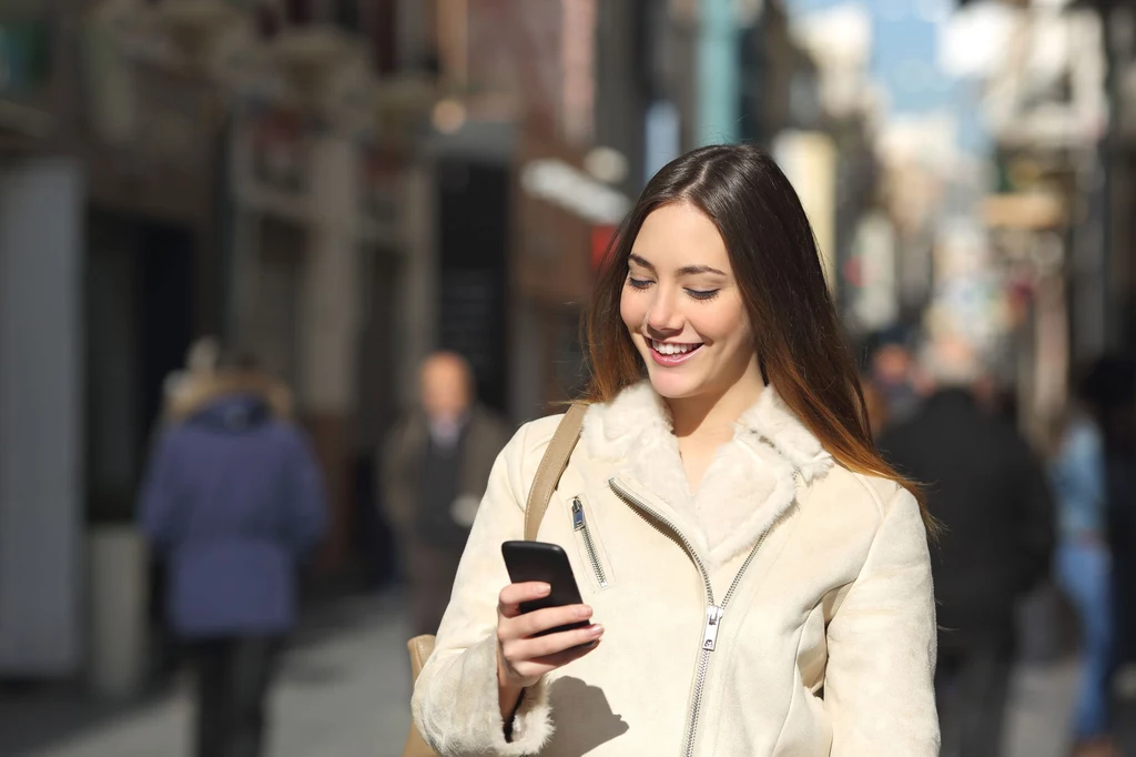 Telefon powinno trzymać się w obu dłoniach 