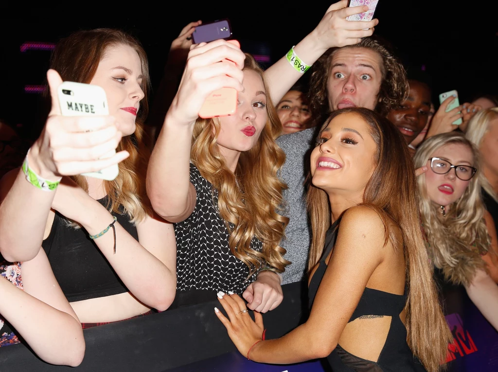 Ariana Grande z fankami Ariana Grande z fankami