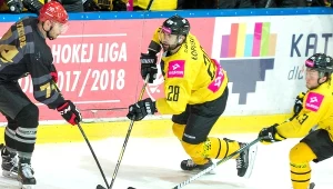 Hokeiści Tauronu KH GKS Katowice Mikołaj Łopuski (C) i Radosław Sawicki (P) oraz Tomas Sykora (L) z Comarch Cracovii