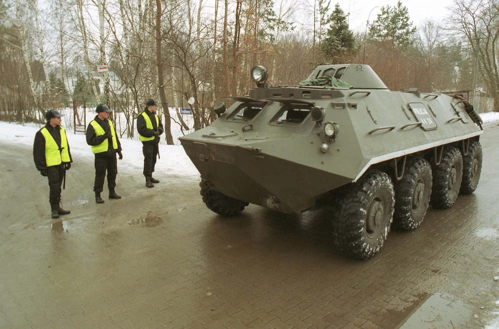 Magdalenka, 6 marca 2003 roku, miejsce słynnej strzelaniny. Na zdjęciu policyjny transporter SKOT