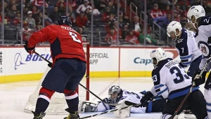 Aleksander Owieczkin strzela jubileuszowego gola w NHL