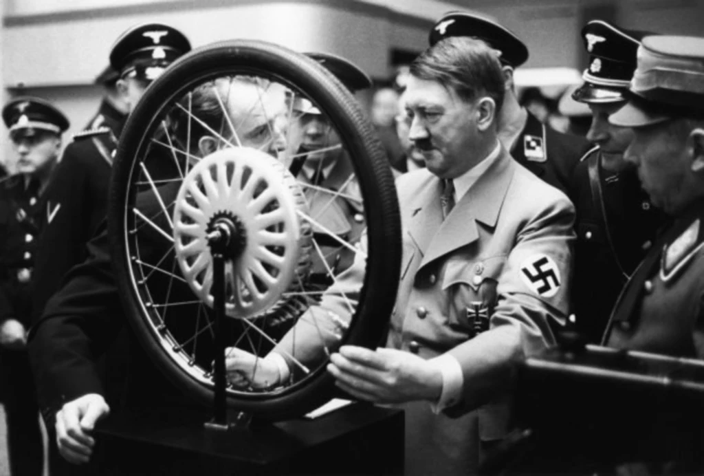 Adolf Hitler na wystawie motoryzacyjnej w 1937 roku