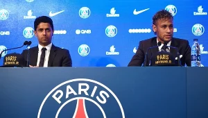 Neymar (z prawej) i właściciel PSG Nasser Al-Khelaifi